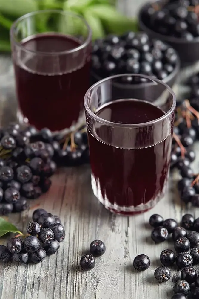 Aroniasaft und Aroniabeeren